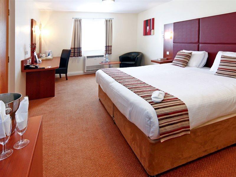 Mercure Swindon East Hotel And Spa ภายนอก รูปภาพ